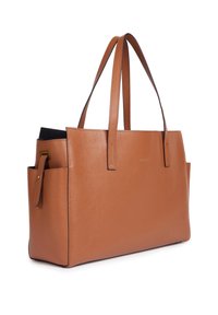 Sac fourre-tout en cuir marron avec deux poignées, une poche latérale et un design structuré. La surface a une finition texturée et des accessoires en métal doré subtils.