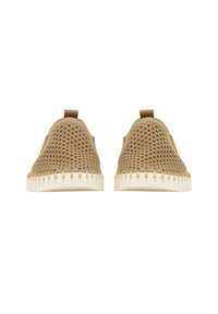 Zapatos sin cordones en perforado color beige con suelas de goma blancas, con punta redonda, parte superior texturizada y una lengüeta en el talón.