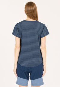 Laivansininen raidallinen lyhythihainen paita pyöristetyllä helmalla, yhdistettynä tummansinisiin shortseihin, joissa on vaaleansininen vaakasuora paneeli alaosassa.