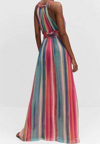 Robe maxi en tissu léger et transparent. Présente des rayures verticales en rose, bleu et vert. Col halter avec bordure volante et taille élastique.