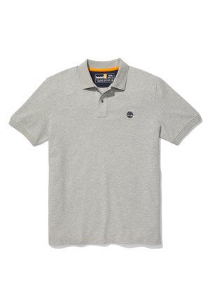 Jasnoszara koszulka polo z krótkim rękawem, kołnierzykiem i dwoma guzikami, z małym czarnym logo drzewa Timberland na lewej piersi.