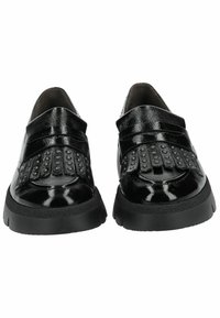 Czarne lakierowane buty z zaokrąglonym noskiem, ozdobione frędzlami i metalowymi ćwiekami. Posiadają grubą czarną gumową podeszwę.