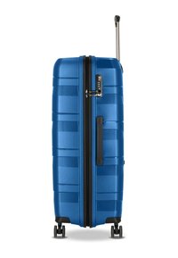 Maleta rígida azul con cuatro ruedas, mango telescópico extendido, mango lateral y candado de combinación integrado.