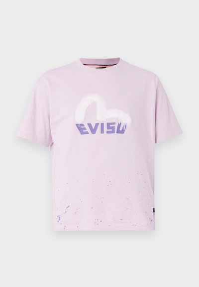 Šviesiai violetinė medvilninė marškinėliai su balta ir levandų spalvos logotipu ir purškimo dizainu. Turi klasikį apvalų kaklą ir trumpas rankoves.