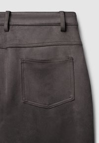 Nahaufnahme von grauen Wildlederhosen mit einer Gesäßtasche, Gürtelschlaufen und glatter Textur. Einfaches Design mit dezenten Steppnähten.