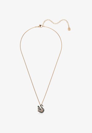 Collana con catena dorata e pendente a forma di cigno decorato con piccoli cristalli blu e trasparenti, mostrata su sfondo bianco.