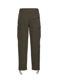 Pantalons cargo en vert olive, fabriqués à partir d'un tissu durable. Caractéristiques de plusieurs poches latérales, de poignets ajustables et d'une coupe droite.