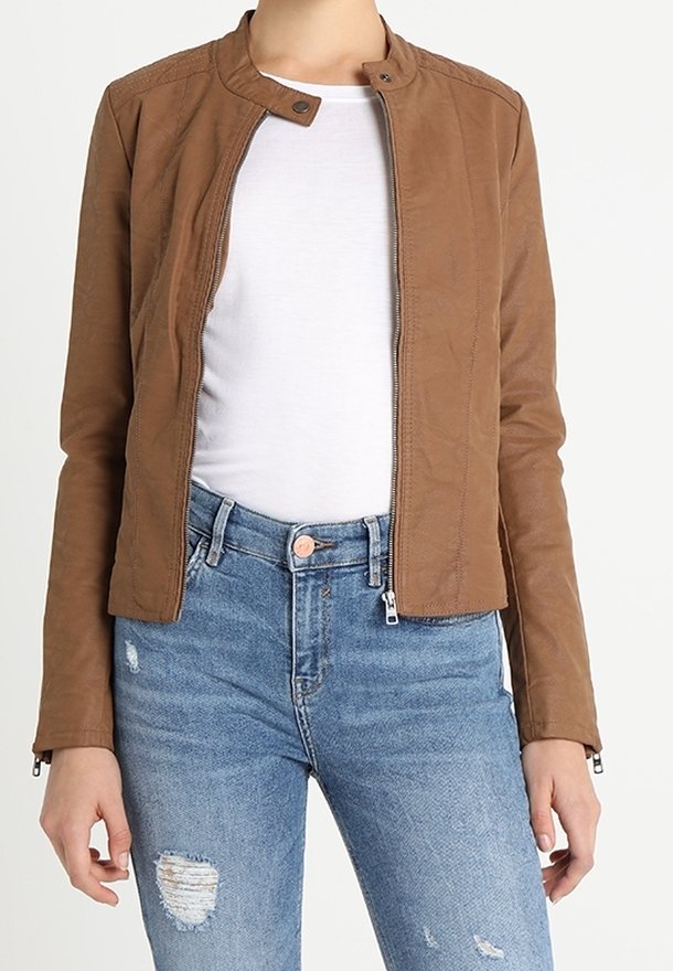 Giacca in finta pelle marrone con colletto rotondo, zip frontale e tasche laterali. Presenta un design aderente e una finitura testurizzata.