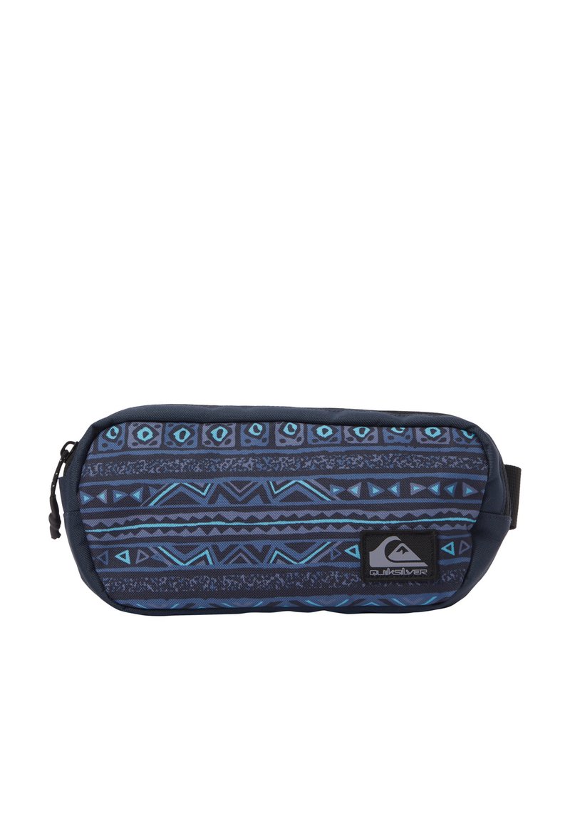 Funda azul con un diseño geométrico rectangular. Presenta un patrón de formas geométricas en diferentes tonos de azul. Incluye un cierre con cremallera y un parche con logo.