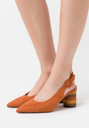 Tacchi slingback in suede arancione con punta affusolata e tacco impilato intrecciato multicolore. Il design presenta un taglio laterale e una chiusura con fibbia.