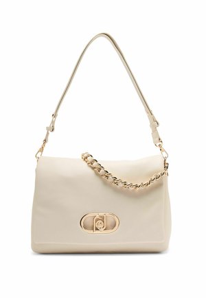 Borsa sintetica color crema con una texture liscia, dotata di una tracolla con catena dorata e dettagli in metallo circolare dorato sulla parte anteriore.