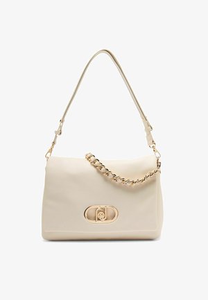 Krémová syntetická kabelka s hladkou texturou, zdobená zlatým řetízkovým popruhem a kulatým zlatým kováním na přední straně.