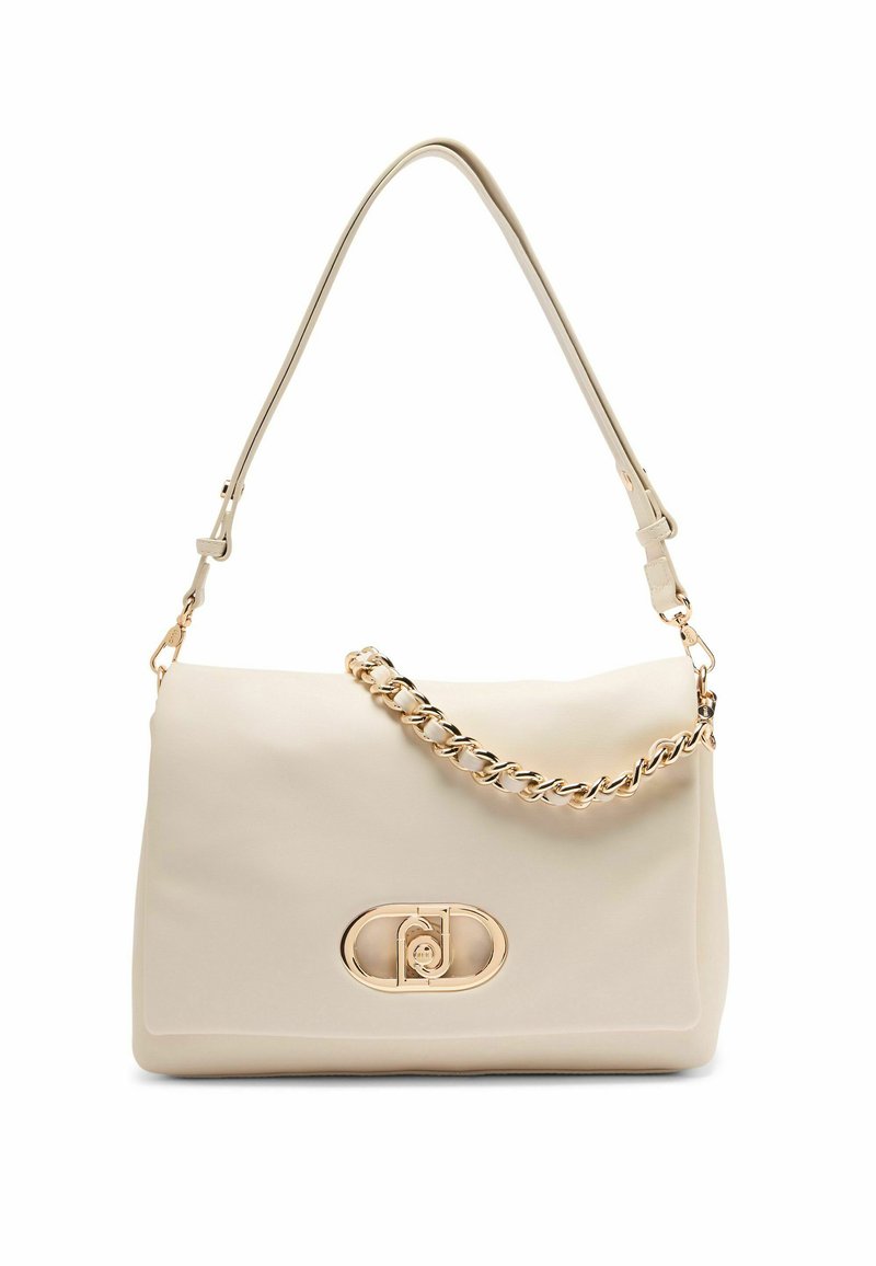 Krämfärgad syntetisk handväska med slät yta, utrustad med en guldkedja som accentrem och cirkulärt gulddetalj på framsidan.