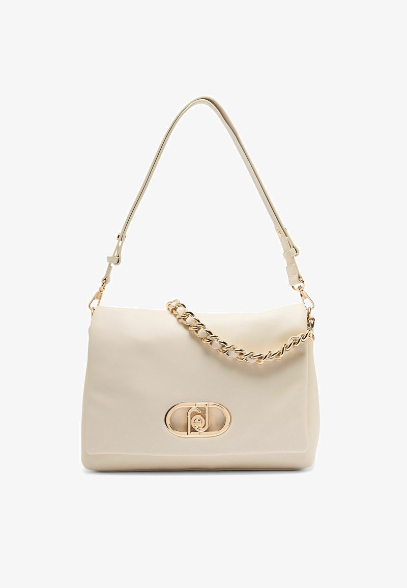 Krémová syntetická kabelka s hladkou texturou, zdobená zlatým řetízkovým popruhem a kulatým zlatým kováním na přední straně.