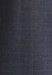 Tissu texturé gris foncé avec un motif tissé subtil et des fils fins et serrés.