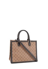 Bolso sintético marrón con estampado y detalles en cuero oscuro, doble asa superior y correa de hombro ajustable. Detalles de herrajes en tono dorado.