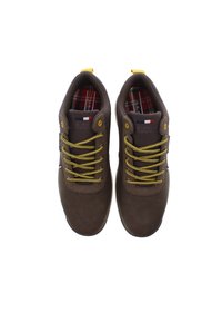 Hnědé kožené boty s kulatými špičkami, kontrastními žlutými tkaničkami a károvanou podšívkou. Mají logo na boku a měkkou texturu.