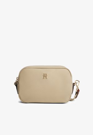Beige læder crossbody taske med guldfarvet hardware, rund form, præget logo på forsiden, og en justerbar rem med accentdetaljer.