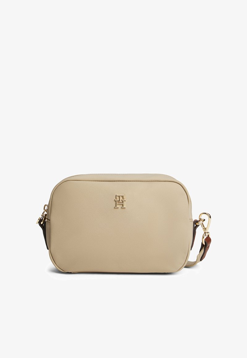 Borsa a tracolla in pelle beige con dettagli in oro, forma rotonda, logo in rilievo sulla parte anteriore e tracolla regolabile con dettagli di accento.
