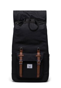 Schwarzer Canvas-Rucksack mit Rolltop-Design, braunen Lederträgern, einer Fronttasche mit Schnalle und einem Logo-Patch in der Mitte unten.