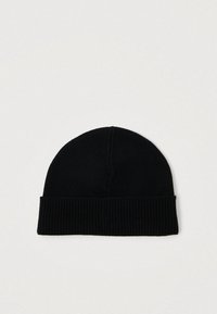 Μαύρο πλεκτό σκουφάκι με ριμπ μανσέτα, που διαθέτει στρογγυλεμένο πάνω μέρος και απαλό υφή. Απλός, κλασικός σχεδιασμός κατάλληλος για καθημερινή χρήση.