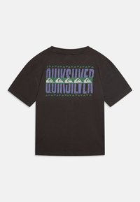 Czarna koszulka z krótkim rękawem z dużym, multikolorowym logo "Quiksilver" zawierającym wzory fal i akcenty geometryczne na plecach.