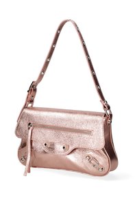 Borsa a tracolla in rosa dorato metallico con finitura testurizzata, tasca con zip, dettagli con borchie e tracolla removibile con elementi metallici.