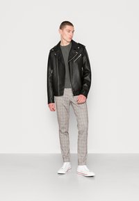 AllSaints BRACE CREW - T-shirt básica - sacremento green