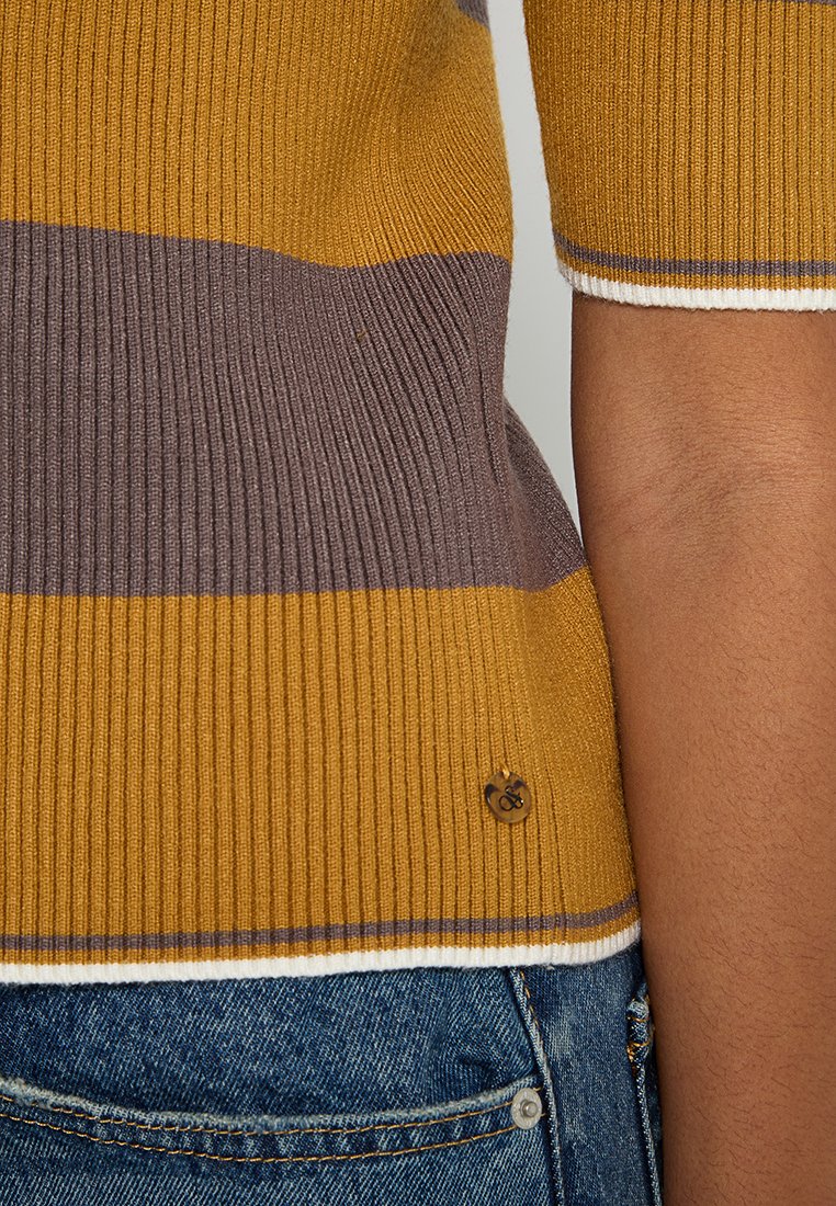 Suéter acanalado amarillo y gris con mangas cortas y un escote redondeado. Presenta rayas horizontales y un pequeño detalle de logo.