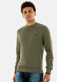Felpa verde oliva con polsini e bordo a costine. Presenta un piccolo logo ricamato sul petto. Realizzata in morbido tessuto strutturato.