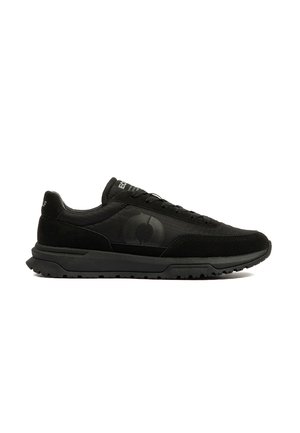 Schwarzer Sneaker in niedriger Ausführung aus strukturiertem Stoff mit Veloursleder-Paneelen, rundem Zehenbereich, Schnürverschluss und geformter Gummisohle mit Profil.