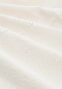 Lichtbeige textiel met een fijne textuur en subtiele diagonale strepen, met zachte, gladde weefsels en een licht verhoogd oppervlak.