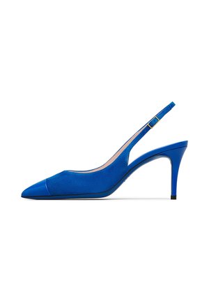 Blauer Wildleder Slingback High Heel mit spitzer Spitze, lackierter Zehenkappe, verstellbarem Schnallenriemen und schlankem Stilettoabsatz.