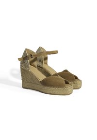 Bruine suède espadrille slede schoenen met een geweven accent en enkelbandje, met een open teen en een gestructureerde jute zool.