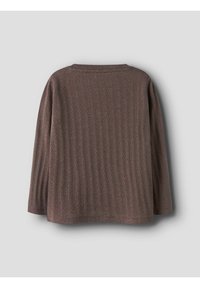 Pull en laine marron texturé avec une coupe ample, des manches longues et un col rond. Présente un motif côtelé sur le tissu.