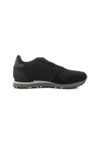 Scarpa sportiva nera con una tomaia in rete e dettagli in suede, un retro testurizzato e una suola maculata. Progettata per il comfort e le prestazioni.
