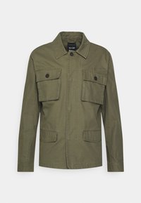 Olivgrüne Jacke aus Baumwollmischgewebe, mit Kragen, langen Ärmeln, zwei Brusttaschen mit Klappen und vorderer Knopfleiste.