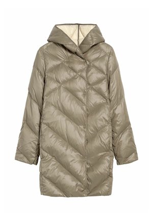 Khaki zielona kurtka puchowa z ukośnym wzorem pikowania, dużym kapturem i zapięciem na zatrzaski. Gładka, błyszcząca tekstura z długimi rękawami.