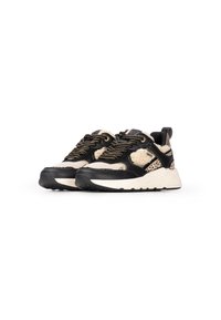 Baskets de sport noires et crème avec un mesh texturé et des accents en fausse fourrure, dotées de lacets dorés et d'une semelle extérieure légère.