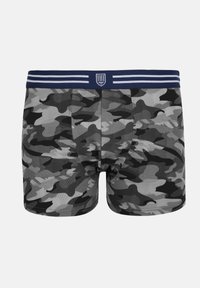 Pánske boxerky so vzorom maskáčov v sivých a čiernych odtieňoch s námorníckym pásom s bielymi pruhmi a malým štítovým logom v strede vpredu.