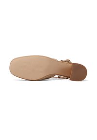 Sandal platform beige con suola in gomma rigata, texture intrecciata nella parte superiore e chiusura con fibbia sulla cinghia alla caviglia. Finitura interna liscia.