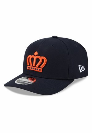 Marineblaues Baseballcap mit orangefarbenem Kronenemblem auf der Vorderseite und weißem Logo an der Seite, ausgestattet mit einer gebogenen Krempe und verstellbarem Snapback-Verschluss.