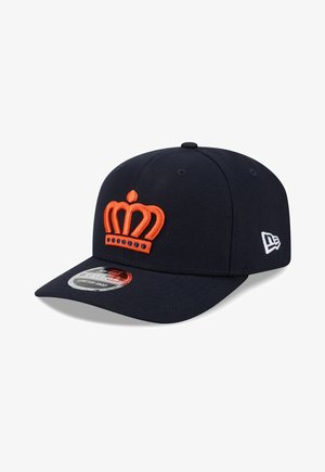 Marineblaues Baseballcap mit orangefarbenem Kronenemblem auf der Vorderseite und weißem Logo an der Seite, ausgestattet mit einer gebogenen Krempe und verstellbarem Snapback-Verschluss.