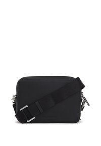 Sort crossbody taske med tekstureret Saffiano-læder, rektangulær form, sølvhardware, justerbar rem og logoaftryk på fronten.