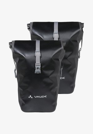 Deux sacs enroulables noirs étanches avec une surface texturée, des sangles grises et un logo. Chacun d'eux est doté d'une boucle et d'un système de libération latérale pour une fermeture sécurisée.