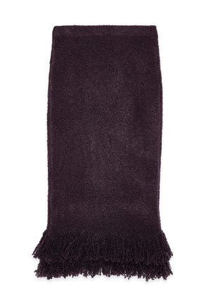 Fioletowy, teksturowany koc z miękkim, puszystym wykończeniem i frędzlami. Prostokątny kształt, jednolity kolor i pluszowa powierzchnia.