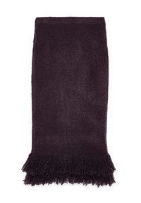 Lilla, struktureret tæppe med en blød, fluffy overflade og frynset kant. Firkantet form med solid farve og luksuriøs overflade.