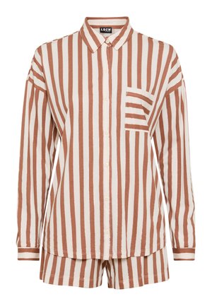 Ruda ir balta vertikaliai dryžuota ilgas rankovėmis marškiniai su mygtukais, derančios dryžuotos šortai ir kairėje pusėje esanti krūtinės kišenė.