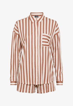 Ruda ir balta vertikaliai dryžuota ilgas rankovėmis marškiniai su mygtukais, derančios dryžuotos šortai ir kairėje pusėje esanti krūtinės kišenė.