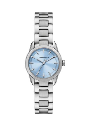 Stříbrné kovové hodinky s kulatým ciferníkem, světle modrým podkladem a stříbrnými indexy hodin. Mají náramek s propojeným designem a logo na ciferníku.